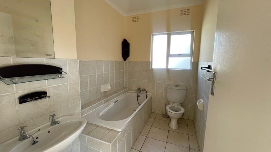 5 Bedroom Property for Sale in Beacon Bay Eastern Cape